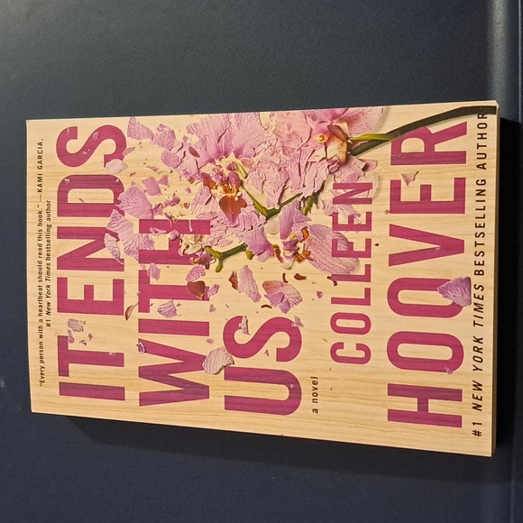 🌸It ends with us by Colleen Hoover book  🌸 - Picture 1 of 3